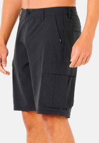 Pantaloncini cargo neri realizzati in tessuto texturizzato. Presentano numerose tasche, una chiusura con bottone e una vestibilità comoda. Disponibili in varie taglie.