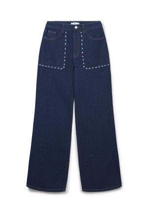 Dunkelblaue weit geschnittene Jeans mit aufgesetzten Vordertaschen, verziert mit kleinen blauen und silbernen Nieten entlang der Taschenränder und vorderen Nähte.