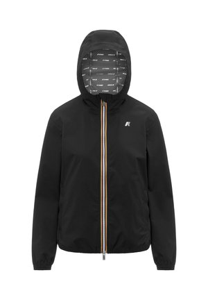 Giacca leggera nera con cappuccio, zip frontale completa con bordino a righe e logo marchiato sul petto, interno cappuccio decorato con testo.