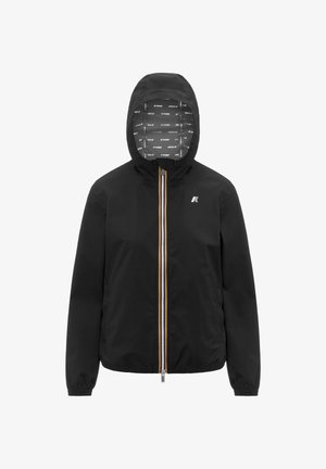 Giacca leggera nera con cappuccio, zip frontale completa con bordino a righe e logo marchiato sul petto, interno cappuccio decorato con testo.