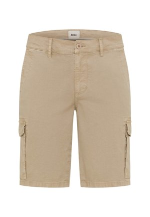 Beige Herren Cargo-Shorts mit seitlichen Klappentaschen, Gürtelschlaufen, Knopfverschluss und Brax-Markenlabel am Bund.