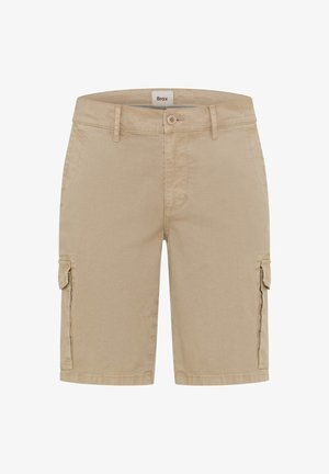 Beige Herren Cargo-Shorts mit seitlichen Klappentaschen, Gürtelschlaufen, Knopfverschluss und Brax-Markenlabel am Bund.