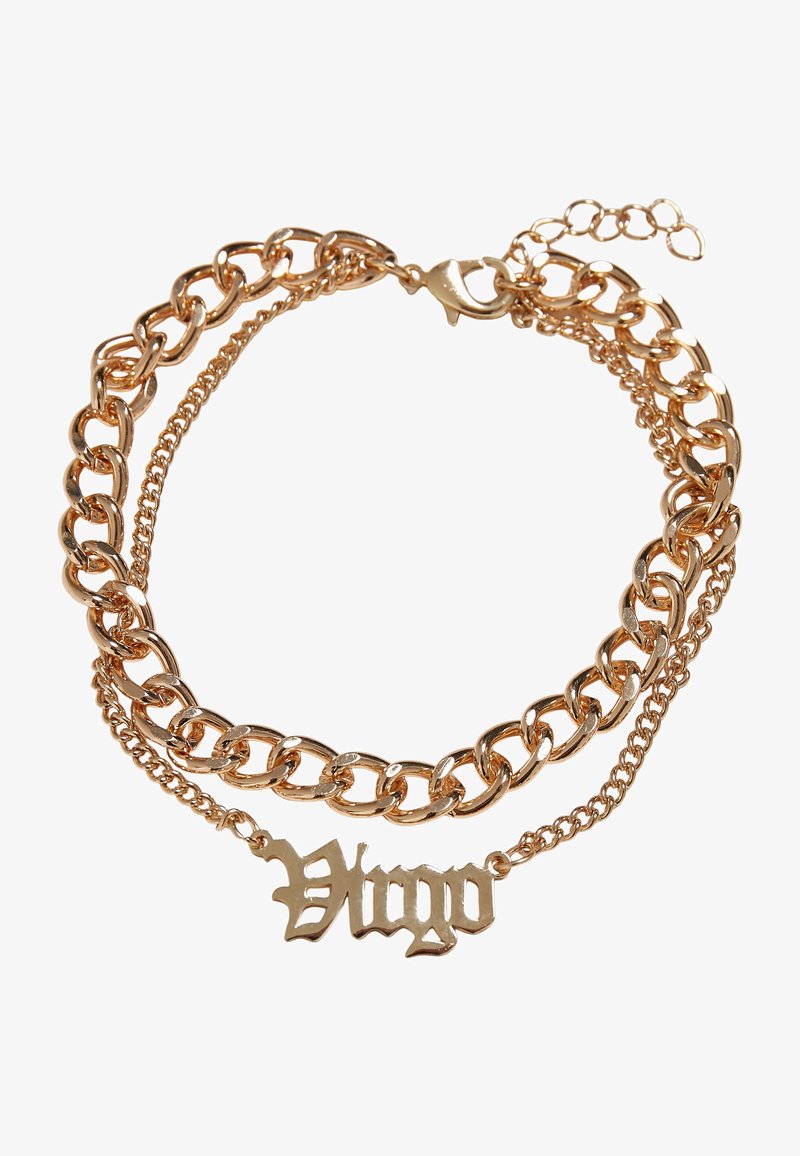 Guldtonet lagdelt halskæde med en tyk kæde og en delikat kæde, prydet med en dekorativ "Jomfruen" vedhæng i gotisk skrifttype.