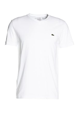 Hvit bomull T-skjorte med V-hals. Har en liten grønn Lacoste-logo på venstre bryst. Korte ermer og klassisk passform.