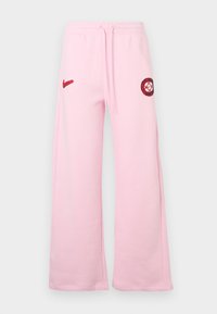 Ροζ παντελόνι φόρμας με φαρδιά γραμμή, διαθέτει κορδόνι στη μέση και κόκκινα κεντημένα λογότυπα στο αριστερό μηρό και ισχίο. Μαλακή υφή.