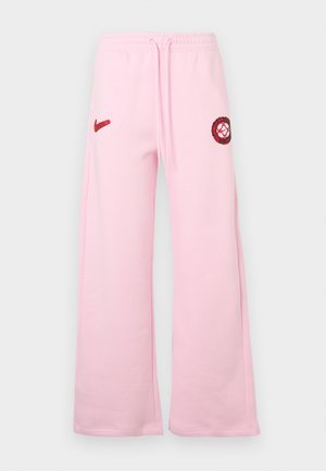 Růžové tepláky s širokými nohavicemi, se stahovací šňůrkou v pase a červenými vyšívanými logy na levém stehně a kyčli. Měkká textura.