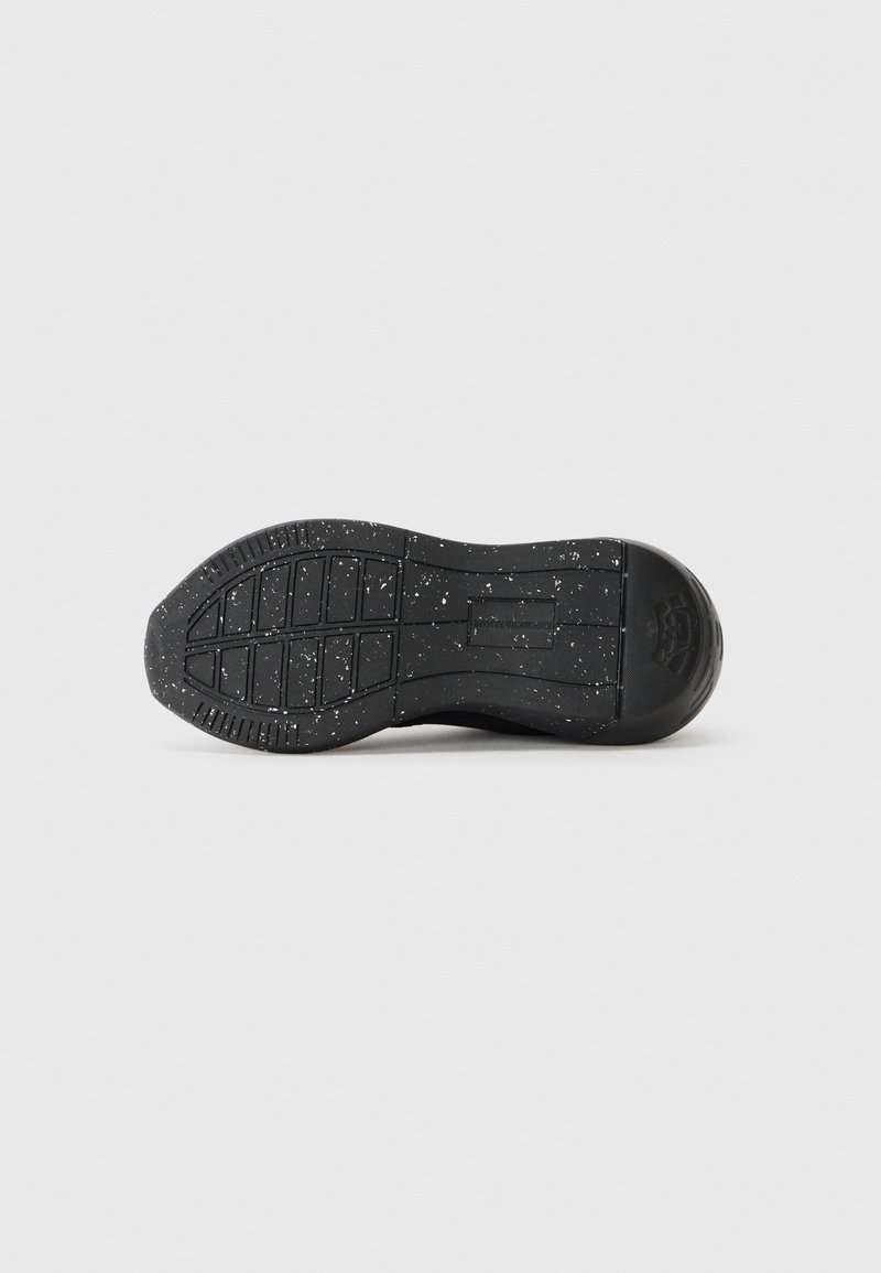 Suela de zapatilla negra con un patrón texturizado, que presenta un diseño moteado. Material de goma duradera con un acabado suave y un agarre pronunciado.