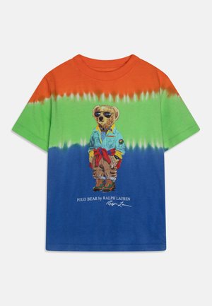 Kortærmet tie-dye T-shirt med orange, grønne og blå bånd, med en bjørn iført solbriller og afslappet udendørs tøj.