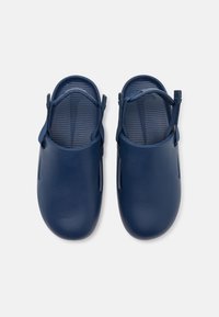 Nike Sportswear CALM MULE UNISEX - Mulas - navy/med brown