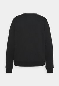 Sudadera negra con cuello redondo, mangas largas y puños y dobladillo acanalados. Textura de tejido suave con un diseño simple.