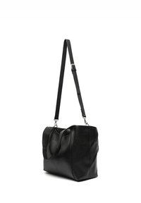 Sac à main en cuir noir avec une texture lisse, doté de poignées courtes et d'une bandoulière amovible et réglable. Forme rectangulaire surdimensionnée.