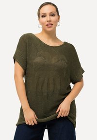 Olivengrüner, gestrickter Oversized-Pullover mit kurzen Ärmeln, der im Zentrum ein strukturiertes Palmenmuster und einen weiten Ausschnitt aufweist.
