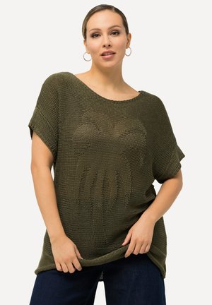 Suéter oversized de punto verde oliva con mangas cortas, que presenta un patrón texturizado de palmas en el centro y un escote amplio.
