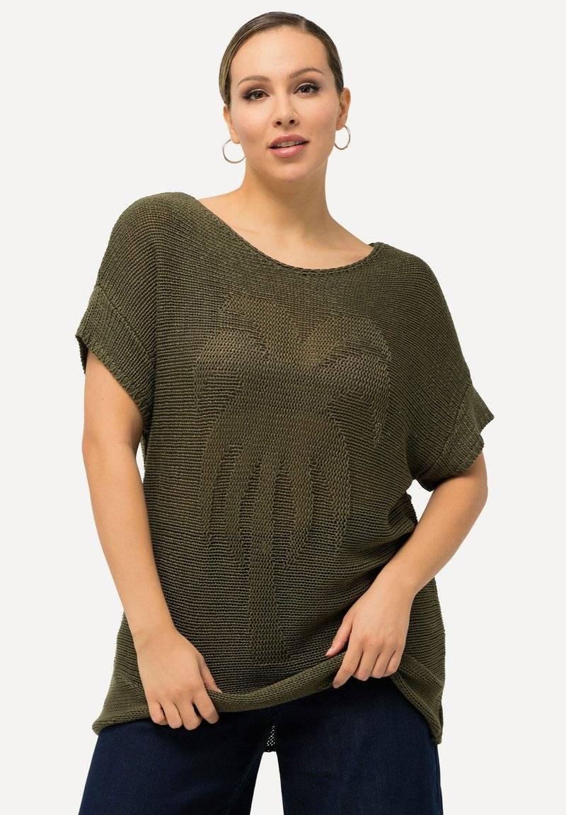 Olivengrüner, gestrickter Oversized-Pullover mit kurzen Ärmeln, der im Zentrum ein strukturiertes Palmenmuster und einen weiten Ausschnitt aufweist.