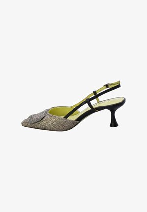 Escarpin à talon aiguille avec une tige beige texturée, une sangle noire, un bout pointu et un petit talon aigu noir.