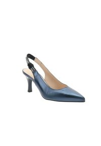 Chaussure à talon slingback en cuir verni bleu marine avec un bout pointu et un talon de 7,5 cm. Présente une sangle noire avec des accents de strass.
