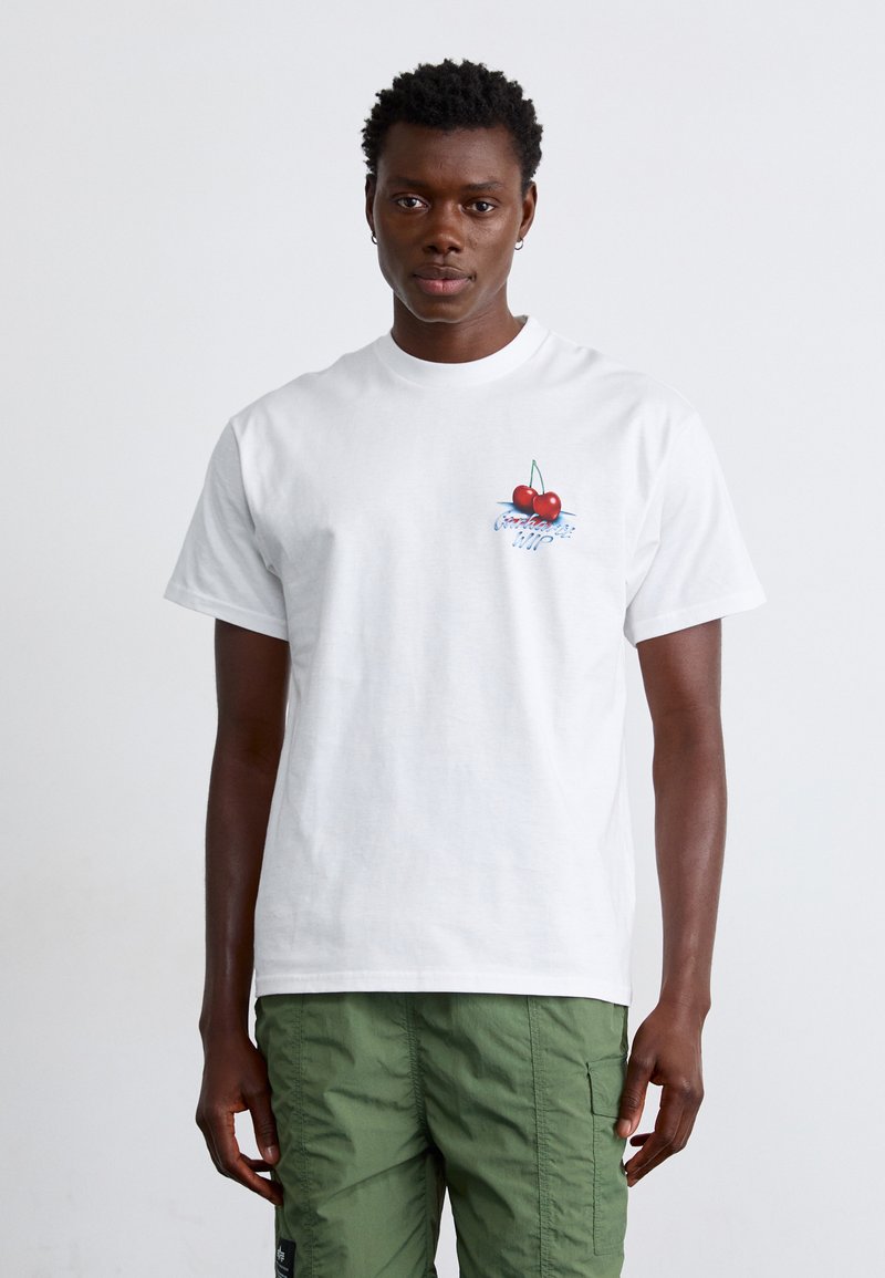 Witte katoenen T-shirt met een afbeelding van twee rode kersen en tekst in het blauw, korte mouwen en een klassieke ronde halslijn.