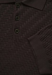 Pull en maille marron foncé avec texture en tissage panier, doté de trois boutons foncés et d’un bord-côte au niveau de la manche longue.