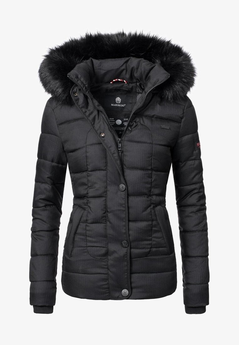 Veste d'hiver matelassée noire avec fermeture éclair et boutons à l'avant, deux poches latérales et une capuche bordée de fausse fourrure noire.