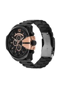 Montre en acier inoxydable noir avec une couronne et des accents en or rose, grand cadran noir, sous-cadrans chronographe et bracelet avec finition mate.