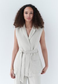 Caroll Smanicato - beige