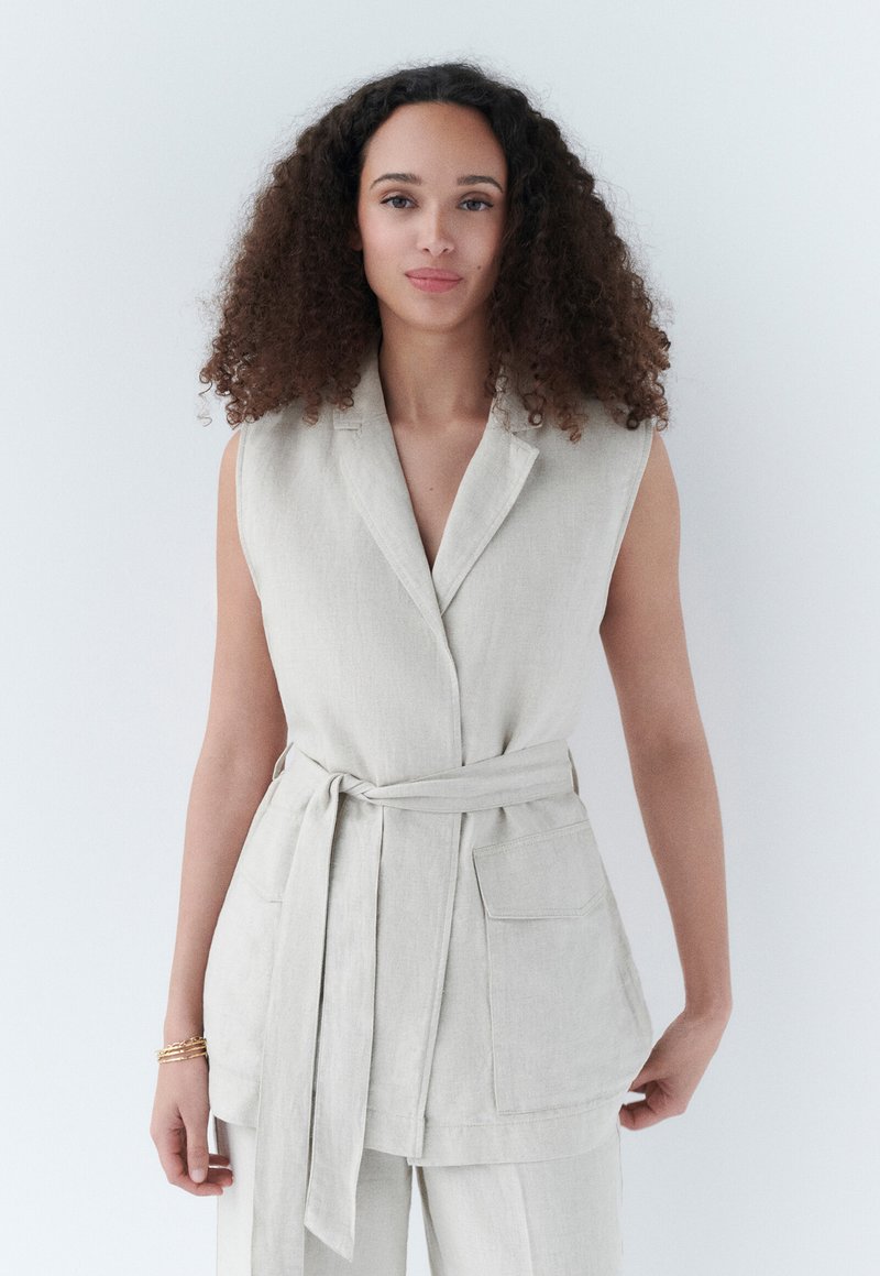 Caroll Smanicato - beige