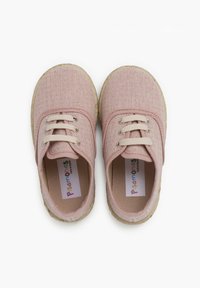 Scarpe in tessuto rosa con superficie texturizzata, dotate di quattro occhielli, lacci beige e una suola in gomma beige chiaro. Etichetta interna visibile.