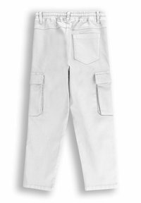 Białe spodnie cargo z elastycznym pasem, dwoma bocznymi kieszeniami cargo i tylną kieszenią naszywaną. Matowy, gładki materiał z prostymi nogawkami.