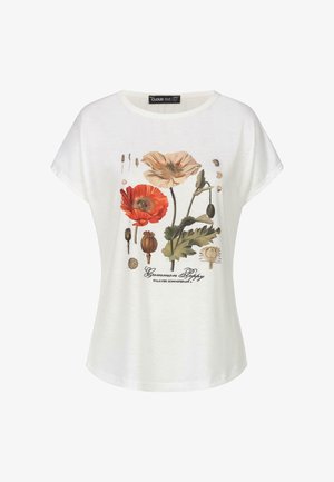 Witte t-shirt met korte mouwen met een bloemenafbeelding van klaprozen, gekleed in de kleuren rood, roze en groen, met de tekst "Gewone Klaproos" eronder.
