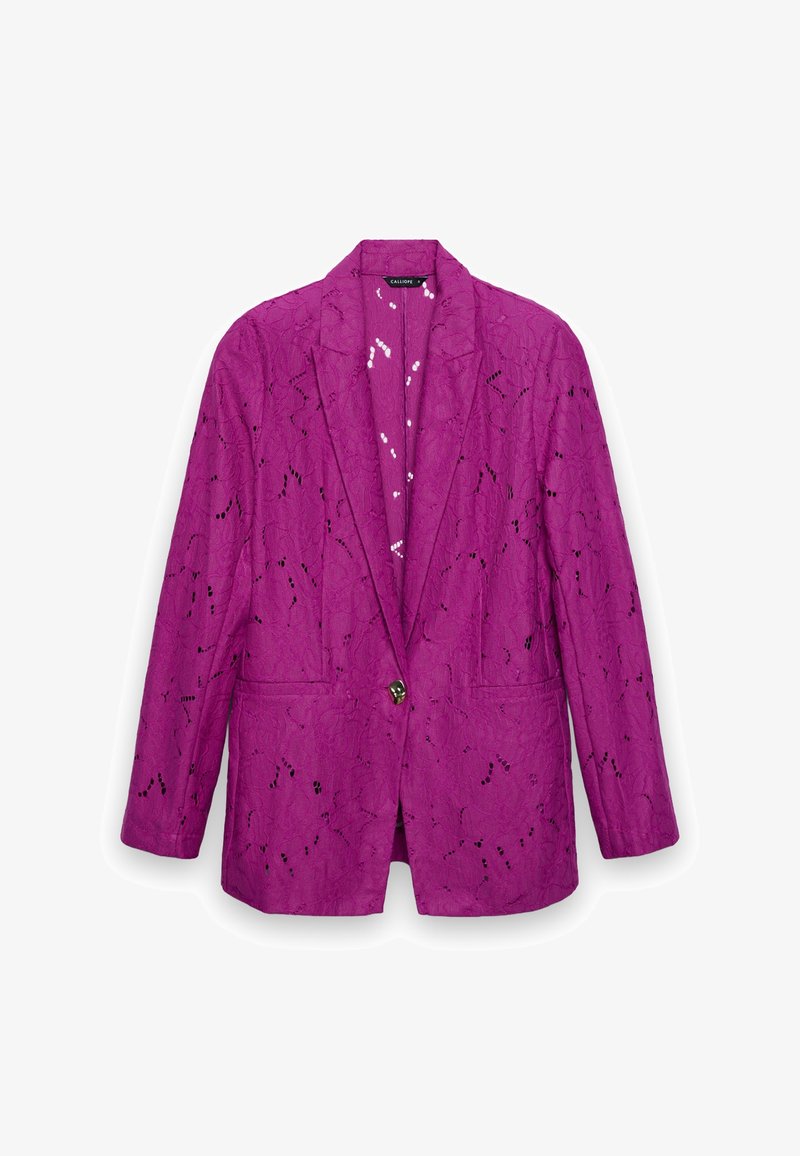 Lila Spitzenblazer mit langen Ärmeln, einer einzelnen goldenen Knopfleiste und notched Revers auf weißem Hintergrund.