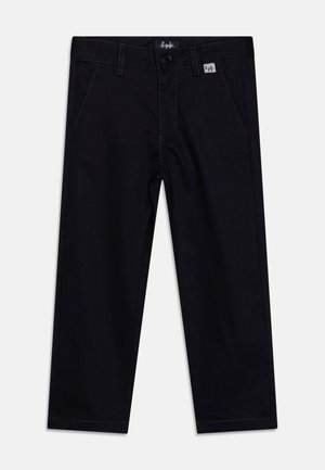 Pantalones rectos de color azul marino oscuro con bolsillos, trabillas para cinturón, cierre de botones y detalles de costuras visibles sobre un fondo blanco.