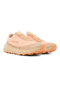 Lichte hardloopschoenen met een gestructureerde perzikkleurige bovenkant, beige accenten en een robuuste rubberen zool met een zigzagprofiel.