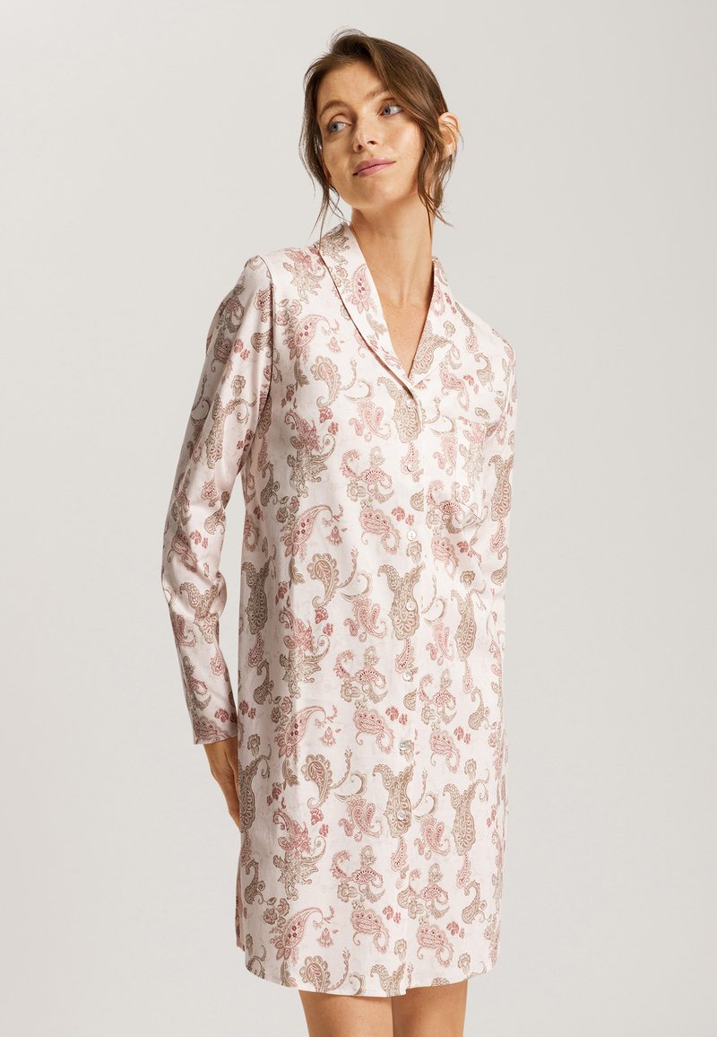 Vestido de pijama de manga larga con un patrón de paisley en tonos rosa y beige, con un cuello tipo camisa y botones en la parte delantera.