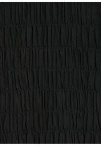 Tissu noir avec des rangées horizontales de fronces élastiques serrées créant un motif texturé et froncé.