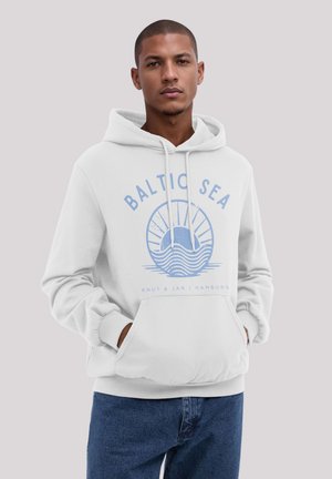 Weißer Hoodie mit einer Fronttasche, der eine blaue Grafik eines Schiffs und Wellen zeigt, mit dem Text "BALTISCHE SEE" und "KNUT & JAN | HAMBURG."