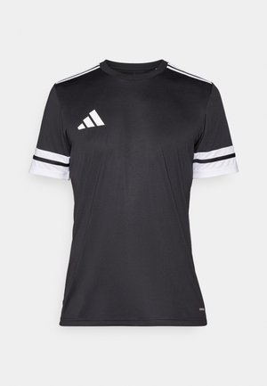 Camiseta atlética negra de manga corta. Presenta rayas blancas en las mangas y un logo de tres rayas blancas en el hombro izquierdo. Está hecha de una tela suave.