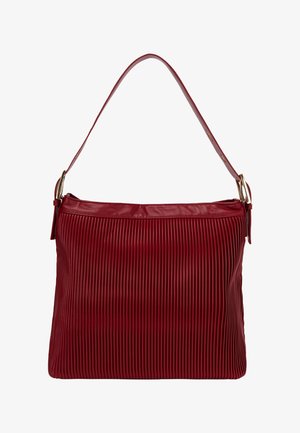 Rød, plisseret læder håndtaske med glat overflade, enkelt skulderrem og hardware i guld tone. Har en lynlåslukning øverst.