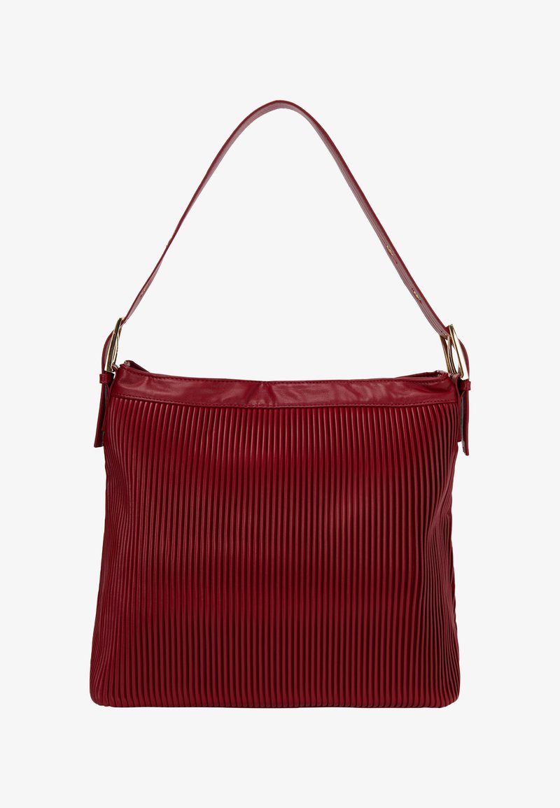 Rød, plisseret læder håndtaske med glat overflade, enkelt skulderrem og hardware i guld tone. Har en lynlåslukning øverst.