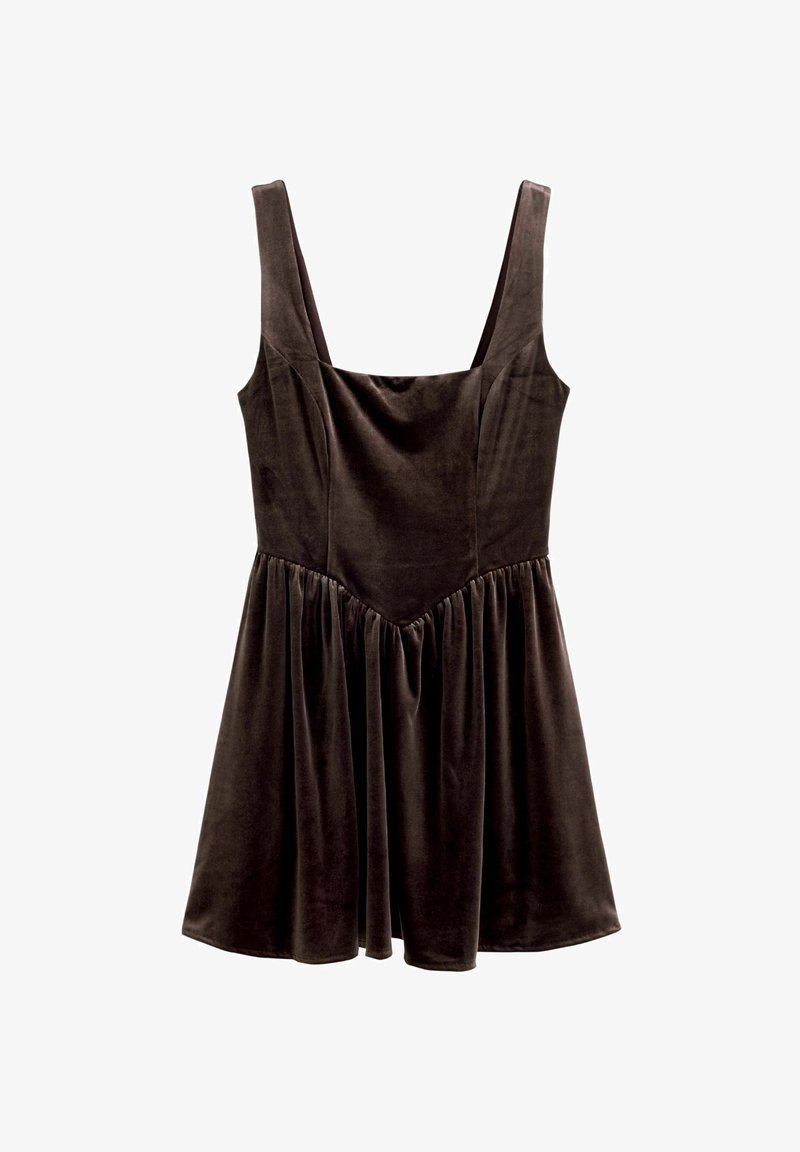 Brązowa aksamitna sukienka z kwadratowym dekoltem, szerokimi ramiączkami i marszczoną spódnicą. Gładka tekstura i dopasowany gorset przechodzący w rozkloszowany fason.