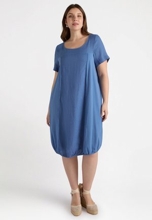 Blaues Kurzarmkleid aus leichtem Stoff mit quadratischem Ausschnitt und abgerundetem Saum, das eine lockere Passform hat und am unteren Ende gerafft ist.