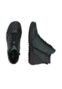 Scarpe alte in pelle verde con accenti neri, punta tonda, lacci davanti, zip laterale e suola in gomma testurizzata.
