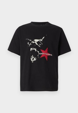 T-shirt noir avec un graphisme d’un chien qui grogne à côté d’une étoile rouge avec le texte « ALWAYS FAITHFUL » sur le devant.