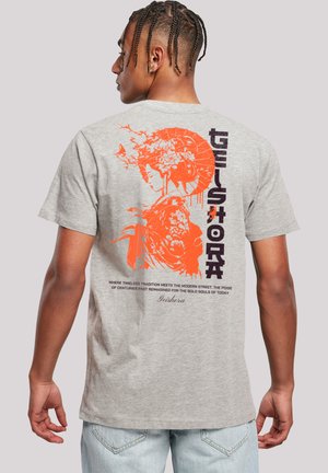 Graues Baumwoll-T-Shirt mit einem auffälligen orangen Grafikdesign einer Geisha und abstrakten Elementen auf der Rückseite. Rundhalsausschnitt und kurze Ärmel.