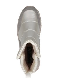 Botín de tobillo blanco y esponjoso con un diseño acolchado, detalles en gris, un forro interior suave y un lazo para facilitar su uso. Adecuado para el invierno.