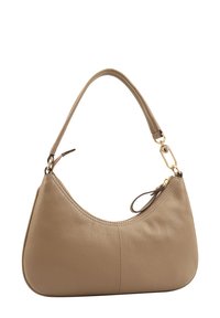 Beige leren handtas met een gebogen vorm, enkele handgreep en gouden hardware accenten. Voorzien van een ritsluiting en een gestructureerd oppervlak.