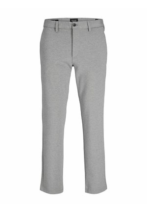 Pantalones grises hechos de una tela ligera, con un corte recto, cremallera y un solo botón en la cintura.