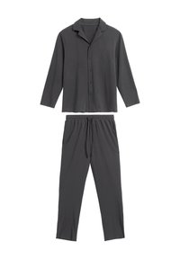 Ciemnoszara, długorękawowa koszula zapinana na guziki z kołnierzykiem w kształcie notcha, w połączeniu z spodniami z elastycznym paskiem w pasie z troczkiem. Miękka tekstura materiału.