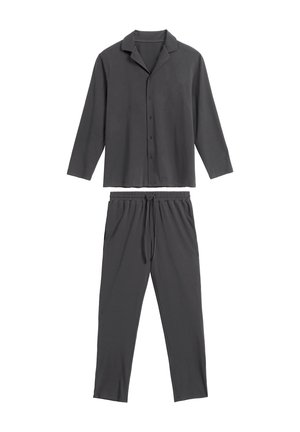 Ciemnoszara, długorękawowa koszula zapinana na guziki z kołnierzykiem w kształcie notcha, w połączeniu z spodniami z elastycznym paskiem w pasie z troczkiem. Miękka tekstura materiału.