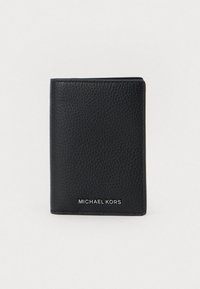Fekete, textúrázott bőr Michael Kors bifold pénztárca, ezüst logóbetűzéssel középen az alján, fehér háttérrel.