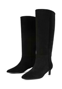 Botas negras hasta la rodilla hechas de ante, con punta afilada y un pequeño tacón delgado. Textura suave con un diseño minimalista.
